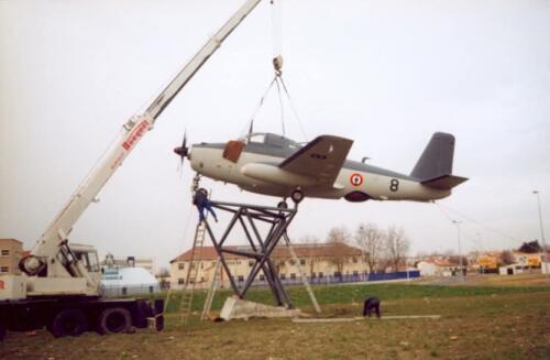 Alizé n° 8 en cours de montage sur son socle (carrefour Bignon, Rochefort) (1993)