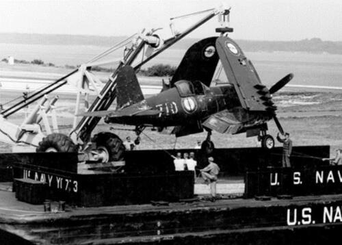 Corsair F4U-7 BuAer 133710, débarqué de l'USS Rigel sur la base USMC de Quantico (8-1964)