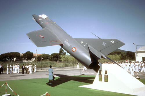 Etendard IV M n°13, inaugur. stèle retrait des Etendard (1-7-1991), ferraillé à Cuers